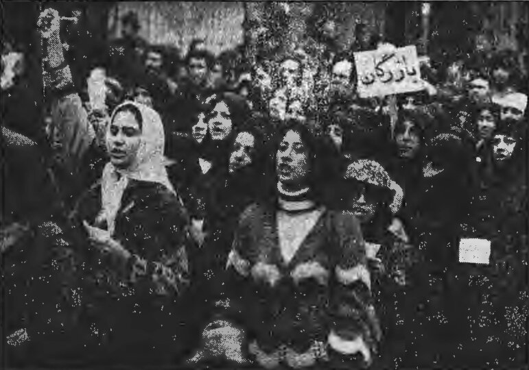 مردم در ۱۹ بهمن ۵۷ از نخستوزیری بازرگان حمایت کردند؛ شعارهای آنها در تجمعات از اهمیت بالایی برخوردار بود. مردم در ۱۹ بهمن ۵۷ از نخستوزیری بازرگان حمایت کردند؛ شعارهای آنها در تجمعات از اهمیت بالایی برخوردار بود.