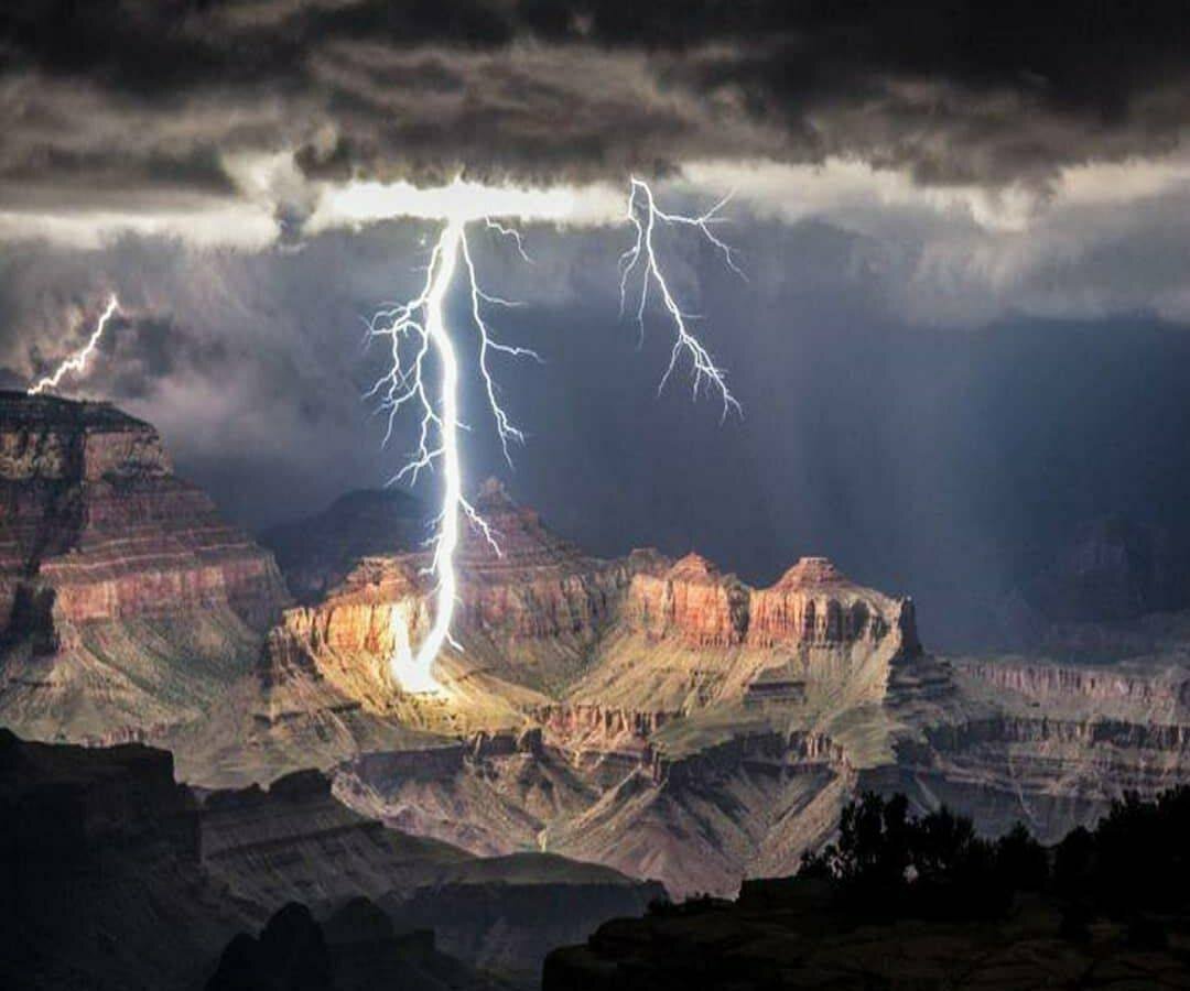 عکس | لحظه شگفتانگیز برخورد صاعقه به کوه