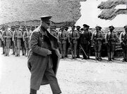 عکس/ امرای ارتش ایران در حال قدم زدن با وزیرمختار انگلیس و فرمانده سپاه متفقین در تهران