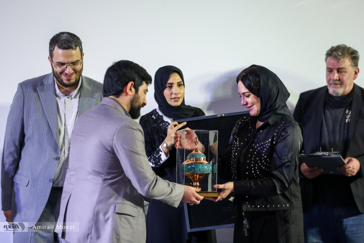 مراسم تقدیر از «سلاف فواخرجی» بازیگر فیلم «سرزمین فرشته ها»