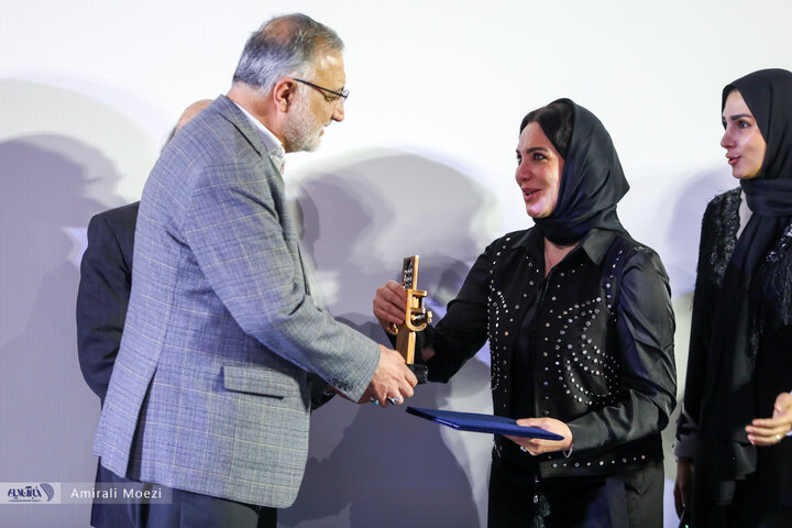 مراسم تقدیر از «سلاف فواخرجی» بازیگر فیلم «سرزمین فرشته ها»
