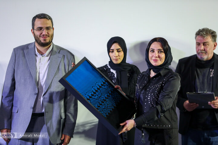 مراسم تقدیر از «سلاف فواخرجی» بازیگر فیلم «سرزمین فرشته ها»