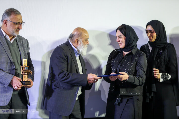 مراسم تقدیر از «سلاف فواخرجی» بازیگر فیلم «سرزمین فرشته ها»