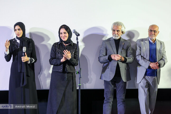 مراسم تقدیر از «سلاف فواخرجی» بازیگر فیلم «سرزمین فرشته ها»