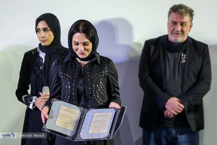 مراسم تقدیر از «سلاف فواخرجی» بازیگر فیلم «سرزمین فرشته ها»