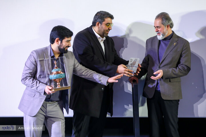 مراسم تقدیر از «سلاف فواخرجی» بازیگر فیلم «سرزمین فرشته ها»