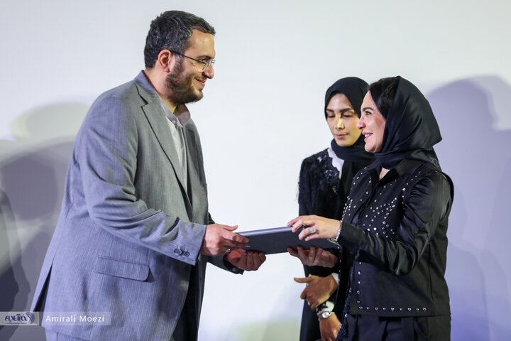 مراسم تقدیر از «سلاف فواخرجی» بازیگر فیلم «سرزمین فرشته ها»