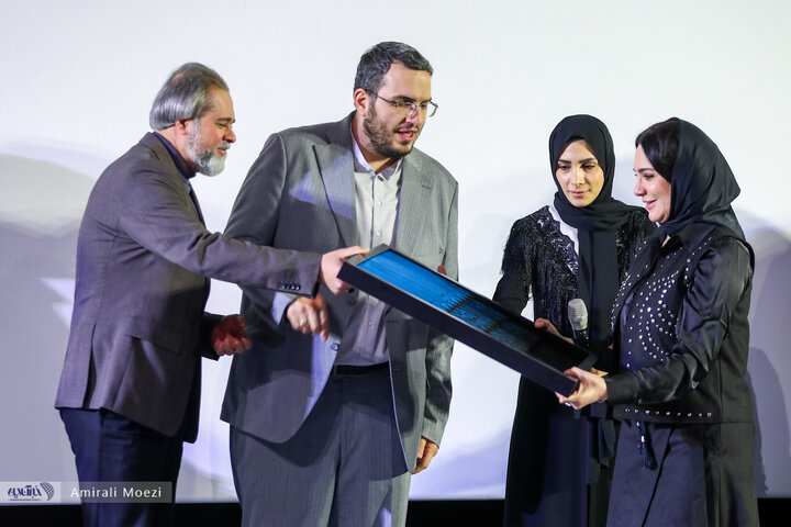 مراسم تقدیر از «سلاف فواخرجی» بازیگر فیلم «سرزمین فرشته ها»