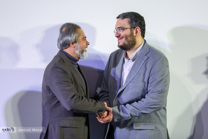 مراسم تقدیر از «سلاف فواخرجی» بازیگر فیلم «سرزمین فرشته ها»