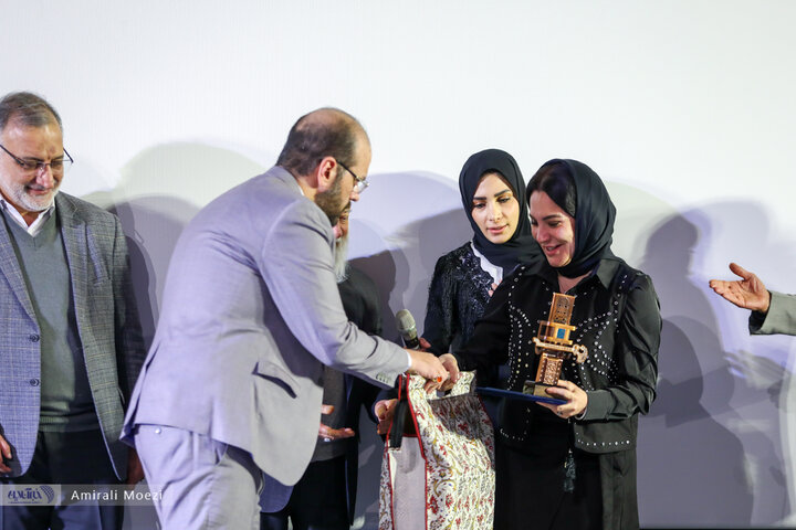 مراسم تقدیر از «سلاف فواخرجی» بازیگر فیلم «سرزمین فرشته ها»