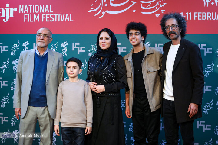 تصاویر | قاب‌هایی ماندگار از فتوکال فیلم «سرزمین فرشته‌ها» در جشواره فیلم فجر با حضور بازیگر خارجی فیلم