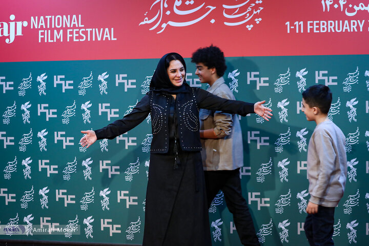 تصاویر | قاب‌هایی ماندگار از فتوکال فیلم «سرزمین فرشته‌ها» در جشواره فیلم فجر با حضور بازیگر خارجی فیلم