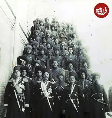 عکس یادگاری جمعی از فرماندهان و افسران ایرانی و روسی قزاقخانه