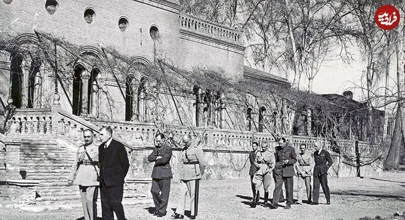 عکس/ امرای ارتش ایران در حال قدم زدن با وزیرمختار انگلیس و فرمانده سپاه متفقین در تهران