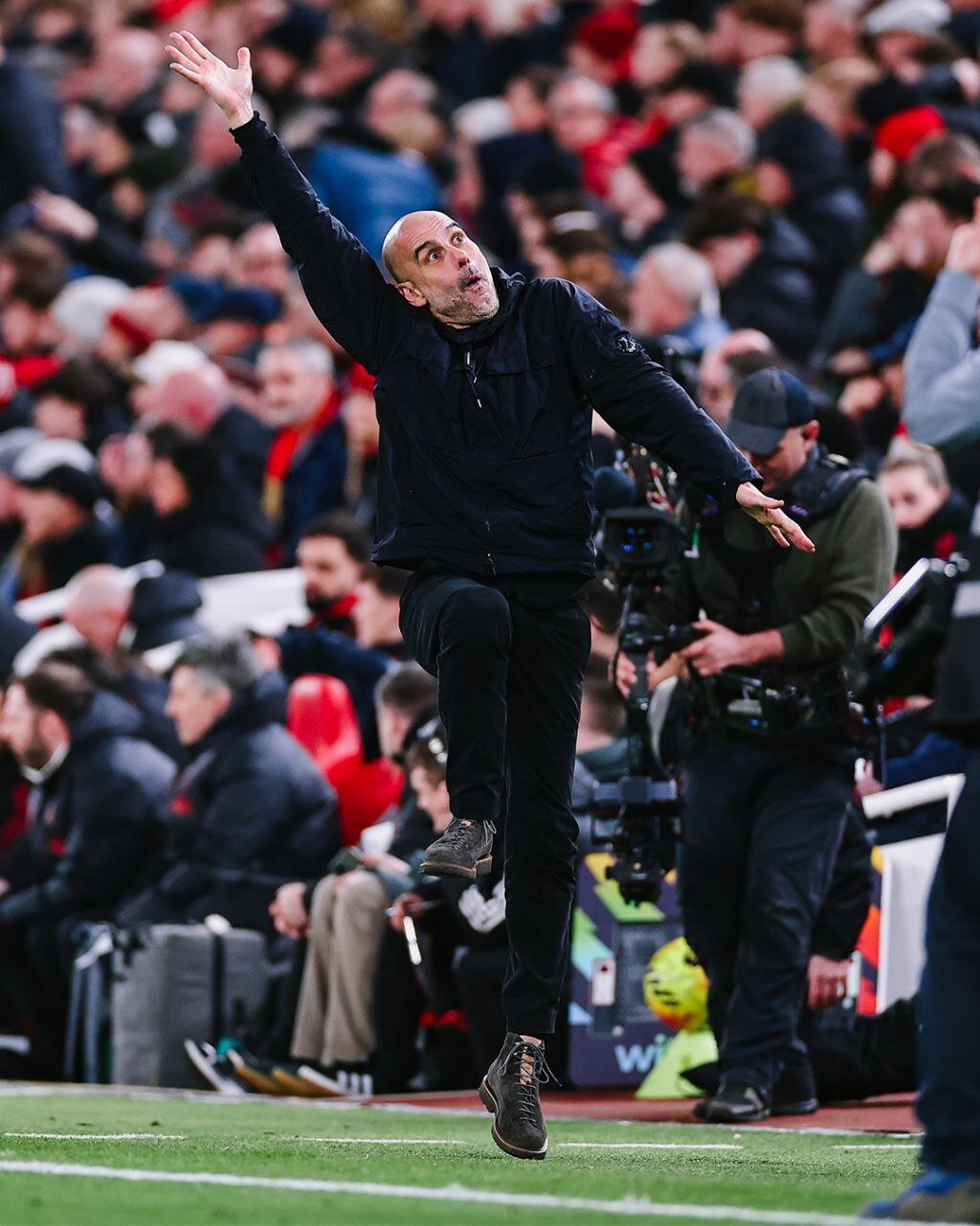 عکس| شکلک بازی گواردیولا کنار زمین