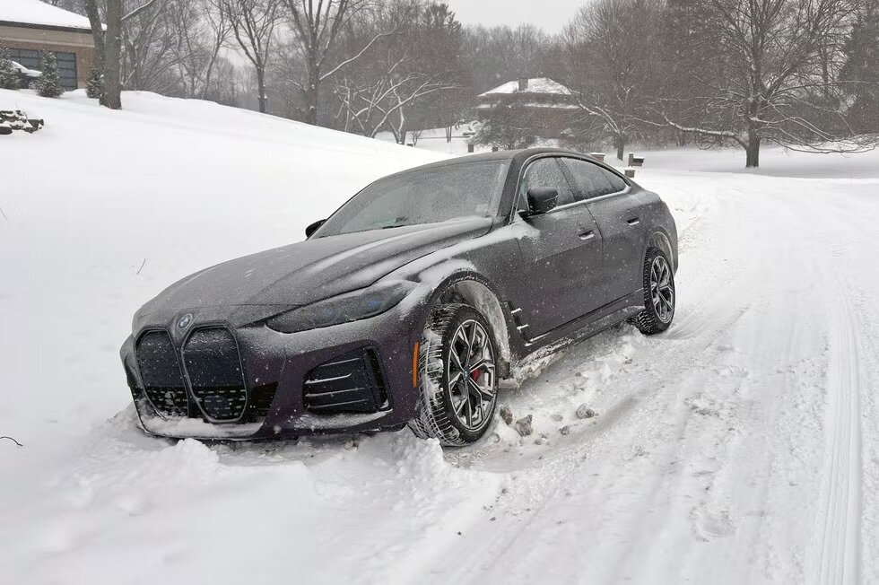 مالکان خودروهای برقی بخوانند / مشکل لیز خوردن در زمستان از اینجاست