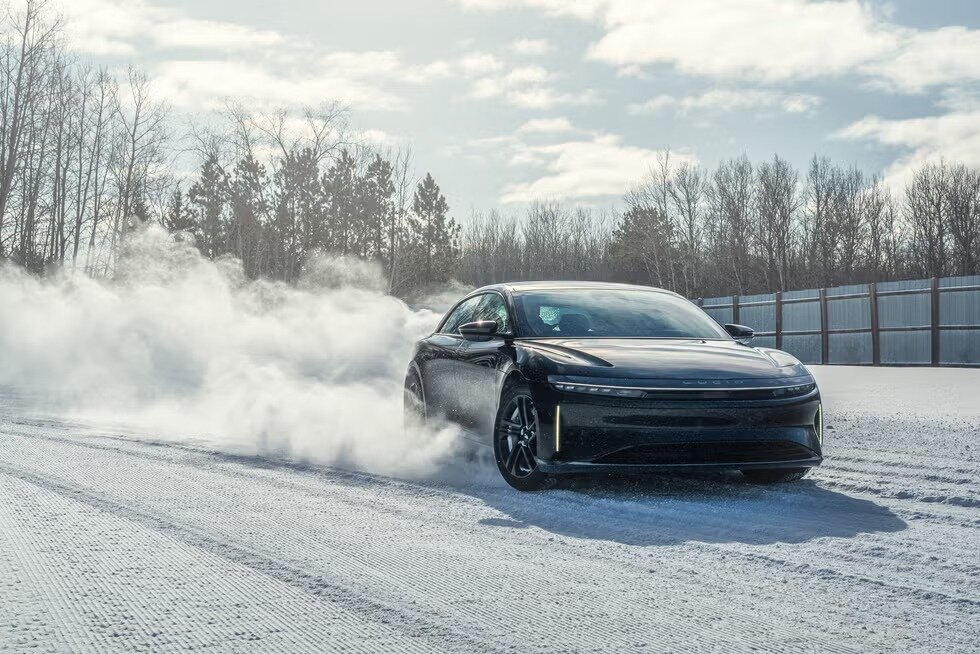 مالکان خودروهای برقی بخوانند / مشکل لیز خوردن در زمستان از اینجاست
