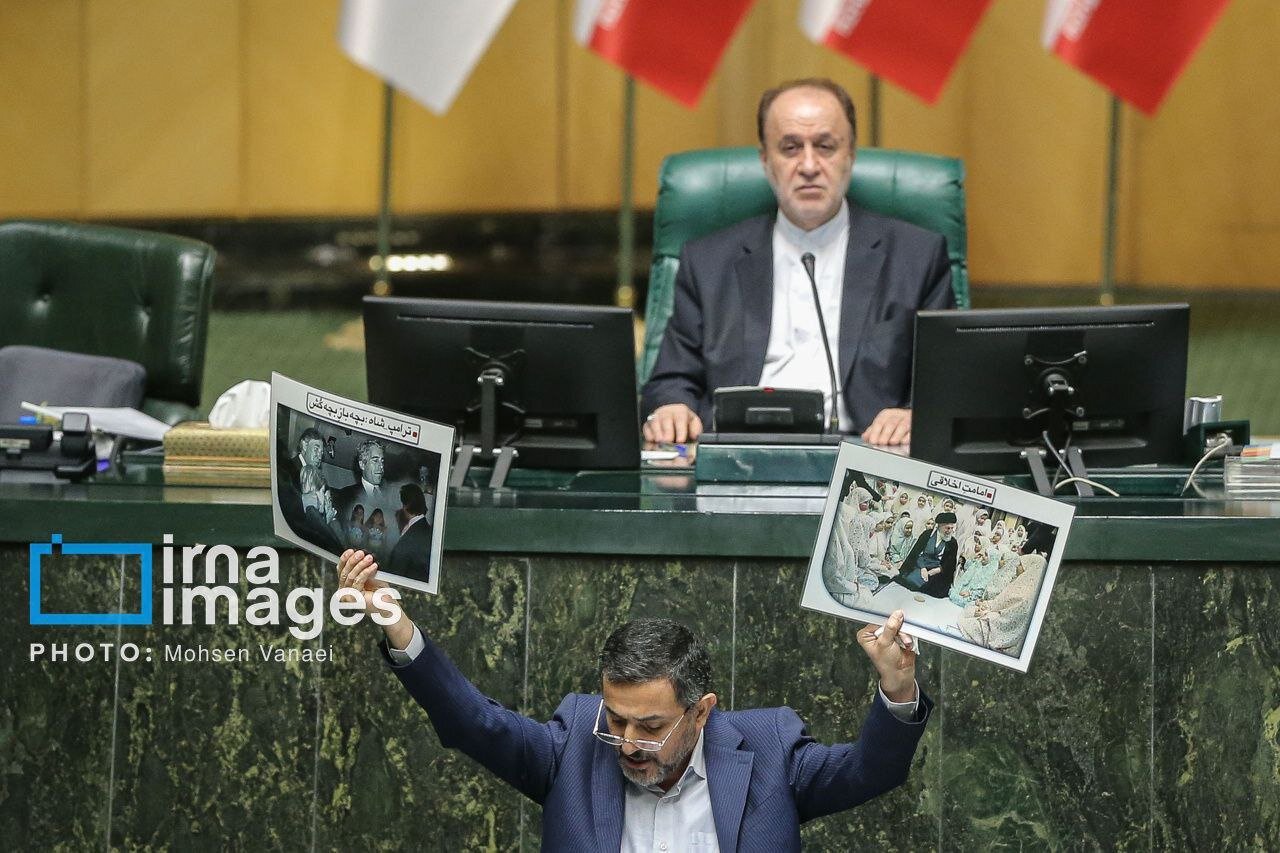 تصویری از اقدام عجیب یک نماینده هنگام نطق میان دستور/ دو عکس در دستان مجتبی زارعی
