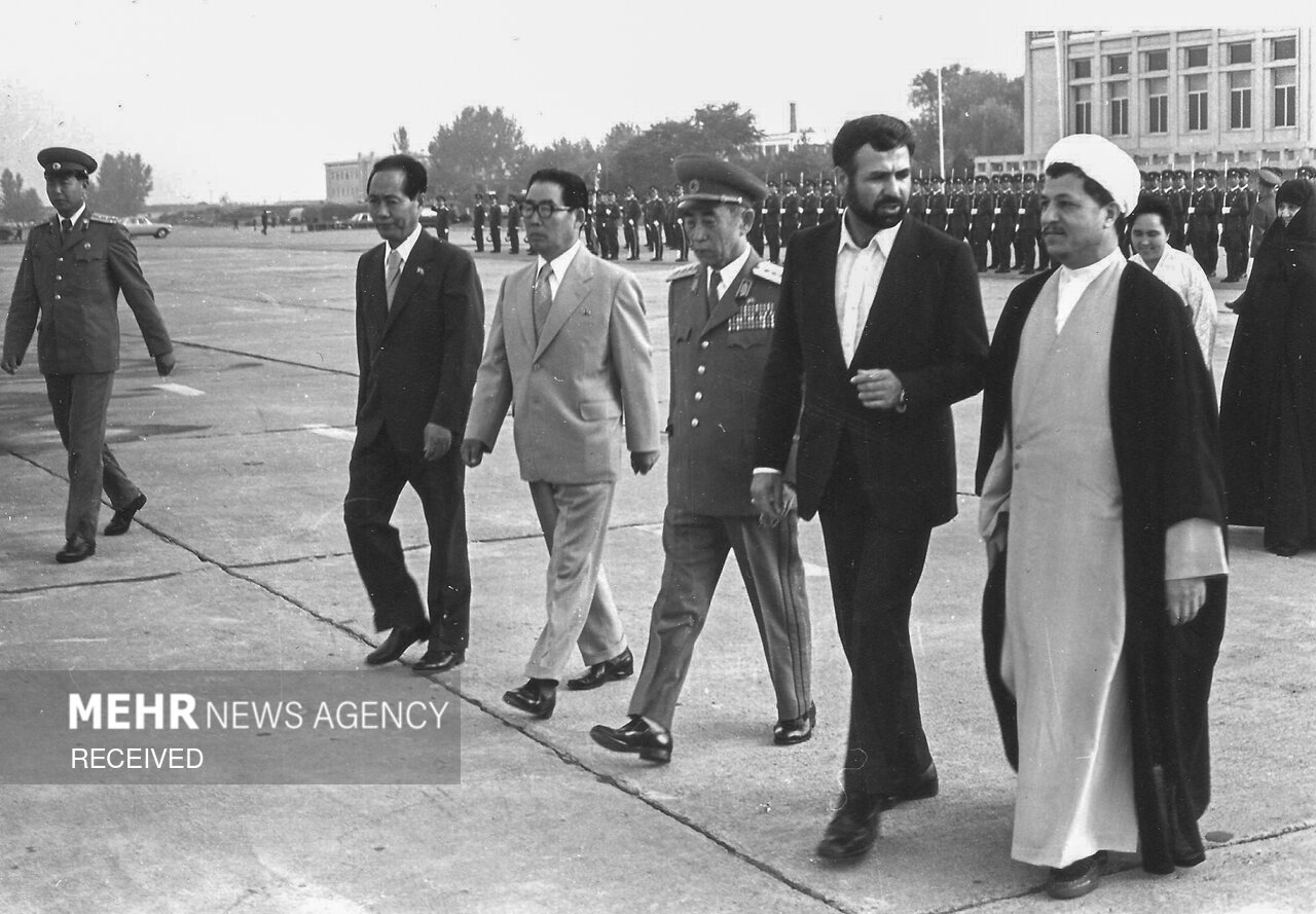 تصاویری از همراهی وزیر دفاع با شهید رجایی و هاشمی رفسنجانی