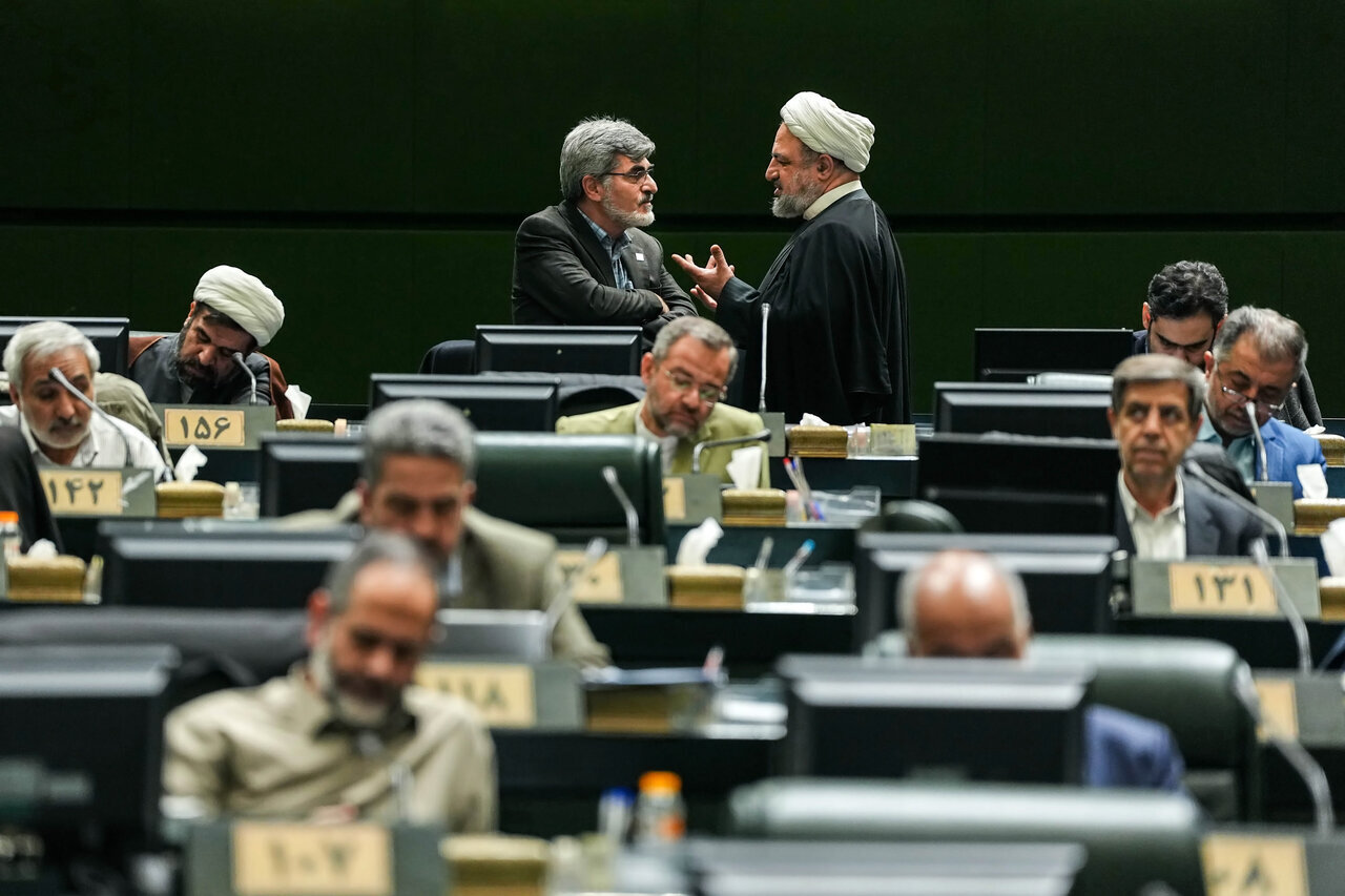 گپوگفت عراقچی با نمایندگان در جلسه غیرعلنی مجلس/ عکس خاص از رئیس ستاد کل نیروهای مسلح در کنار وزیر امور خارجه + تصاویر مهم از بهارستان