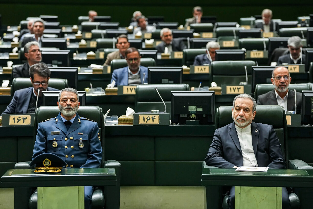 گپوگفت عراقچی با نمایندگان در جلسه غیرعلنی مجلس/ عکس خاص از رئیس ستاد کل نیروهای مسلح در کنار وزیر امور خارجه + تصاویر مهم از بهارستان