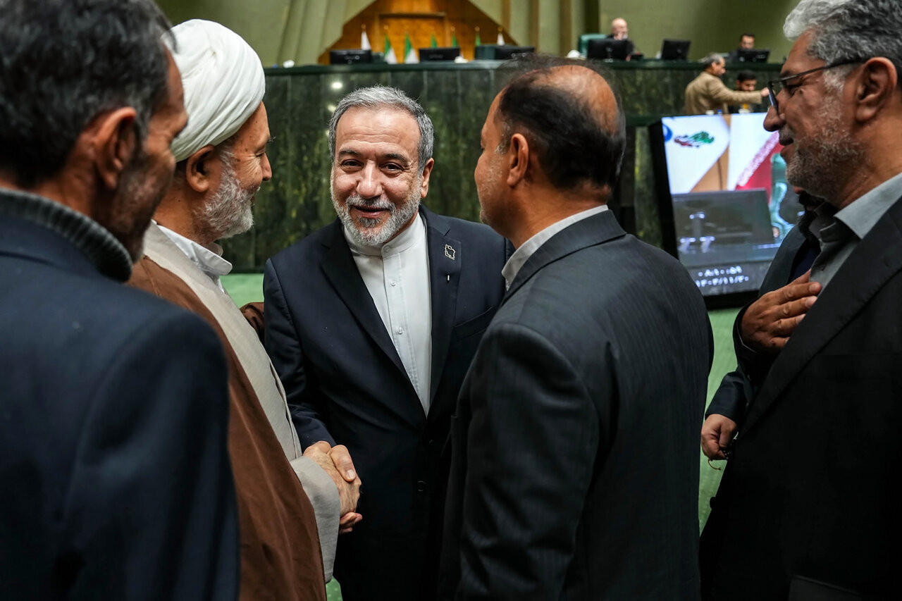 گپوگفت عراقچی با نمایندگان در جلسه غیرعلنی مجلس/ عکس خاص از رئیس ستاد کل نیروهای مسلح در کنار وزیر امور خارجه + تصاویر مهم از بهارستان