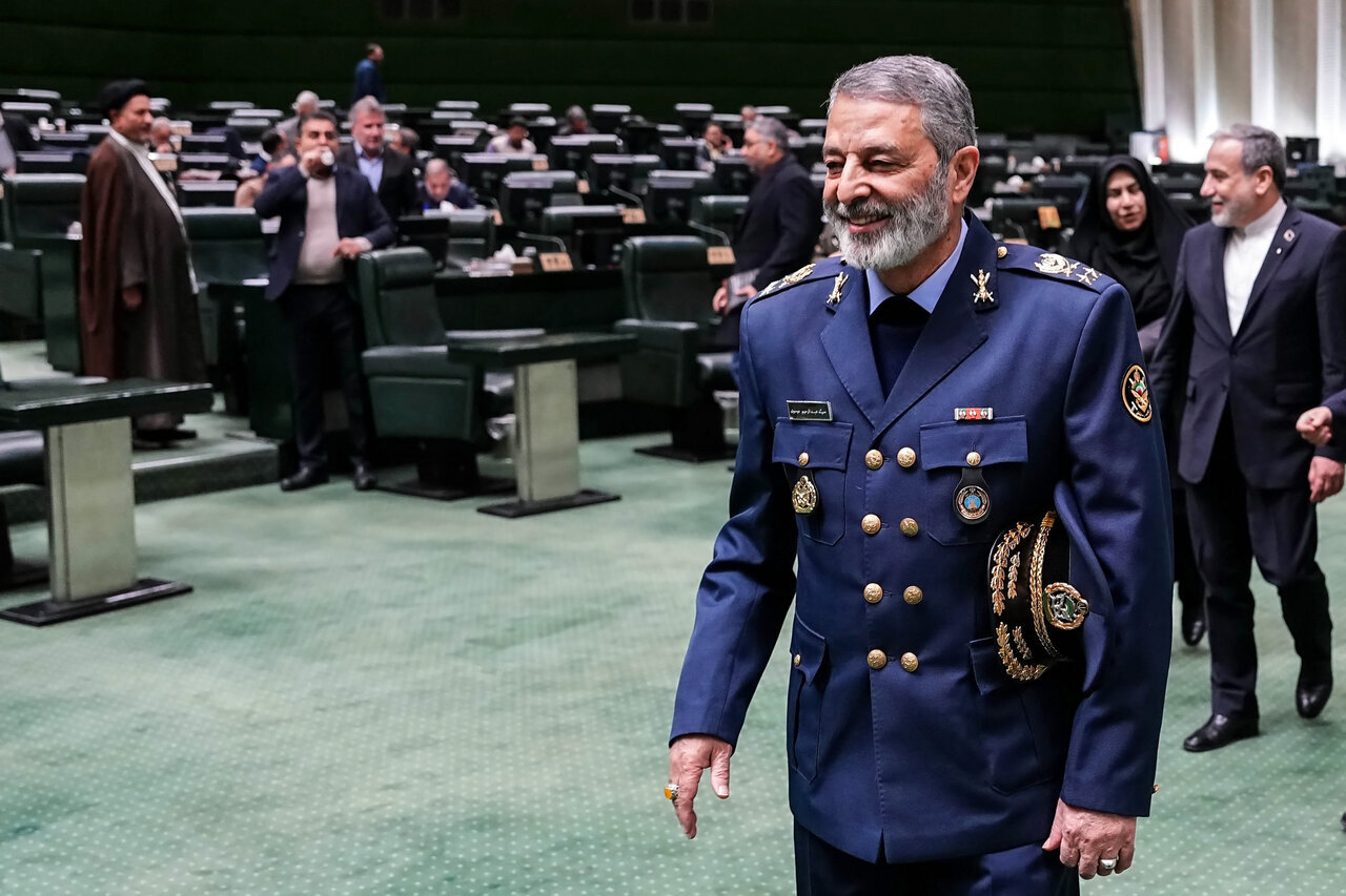 گپوگفت عراقچی با نمایندگان در جلسه غیرعلنی مجلس/ عکس خاص از رئیس ستاد کل نیروهای مسلح در کنار وزیر امور خارجه + تصاویر مهم از بهارستان