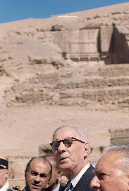 دوگل، رئیس‌جمهور فرانسه، در حال بازدید از تخت‌جمشید