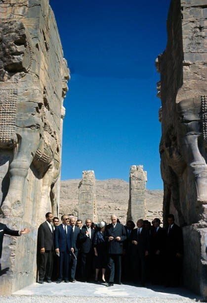 دوگل، رئیسجمهور فرانسه، در حال بازدید از تختجمشید