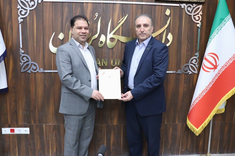 وزارت علوم لوح تقدیری را به شرکت توزیع برق لرستان اهدا کرد. وزارت علوم لوح تقدیری را به شرکت توزیع برق لرستان اهدا کرد.