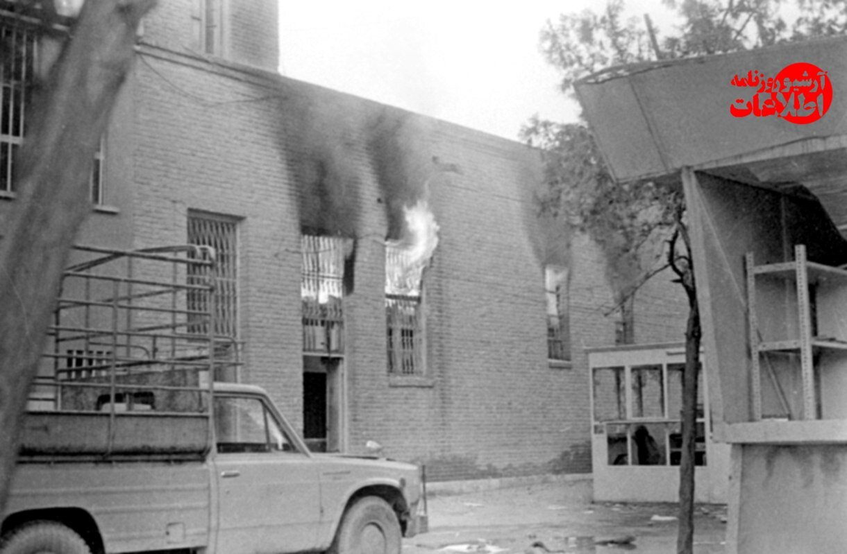 عکس‌های دیده‌نشده از تصرف زندان قصر توسط مردم؛ ۲۱ بهمن ۵۷