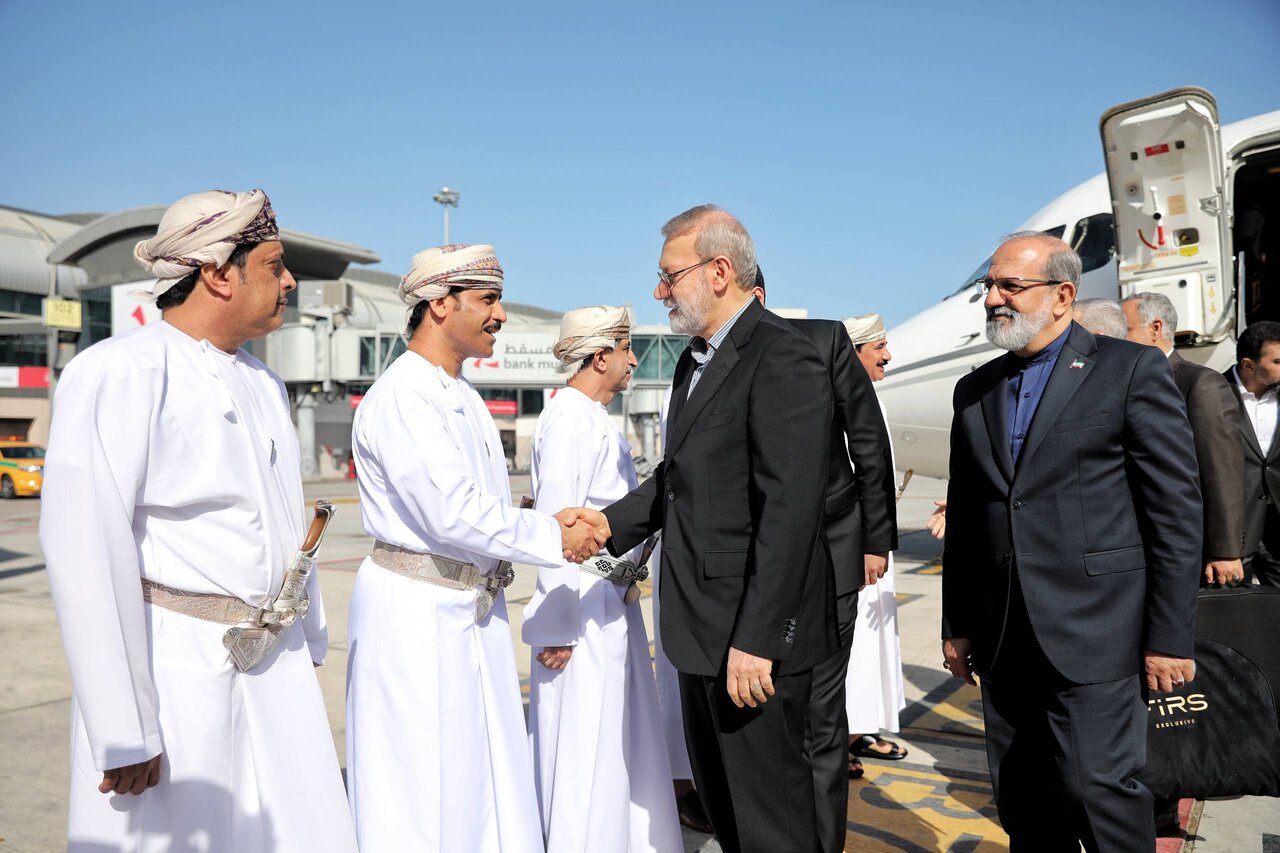علی لاریجانی وارد مسقط شد/ چه کسی از دبیر شورایعالی امنیت ملی استقبال کرد؟+ تصاویر