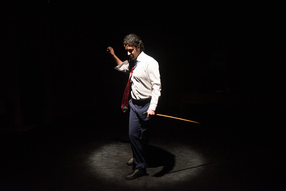 چالش همزمانی در بازیگری و کارگردانی: کمدیای نوین درباره فقدان آرامش! چالش همزمانی در بازیگری و کارگردانی: کمدیای نوین درباره فقدان آرامش!