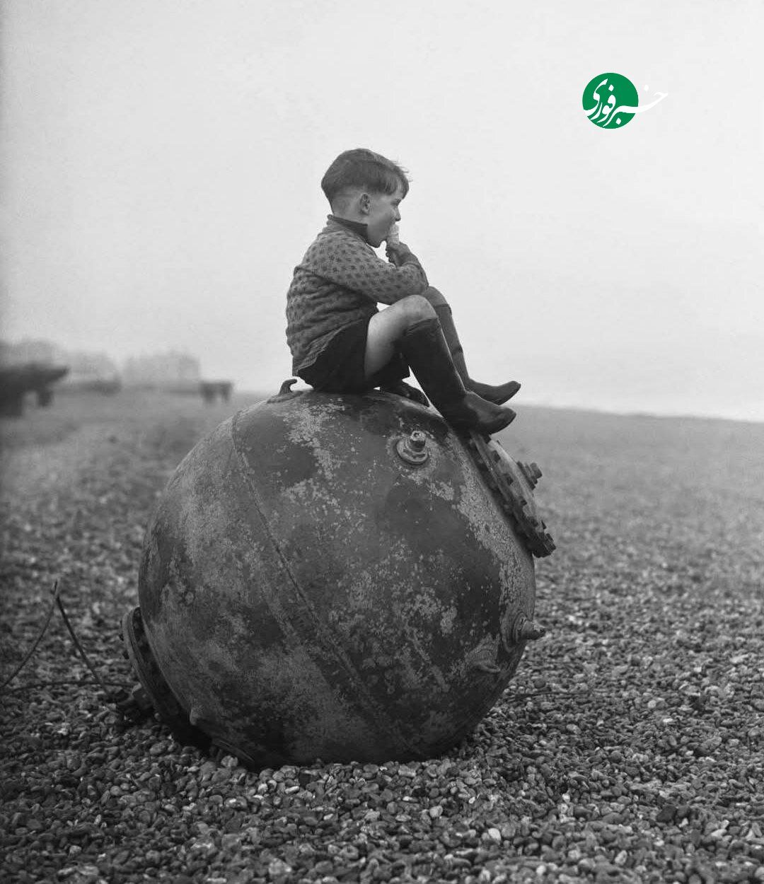 عکس | بستنی خوردن کودک انگلیسی روی یک مین دریایی در سال ۱۹۴٠