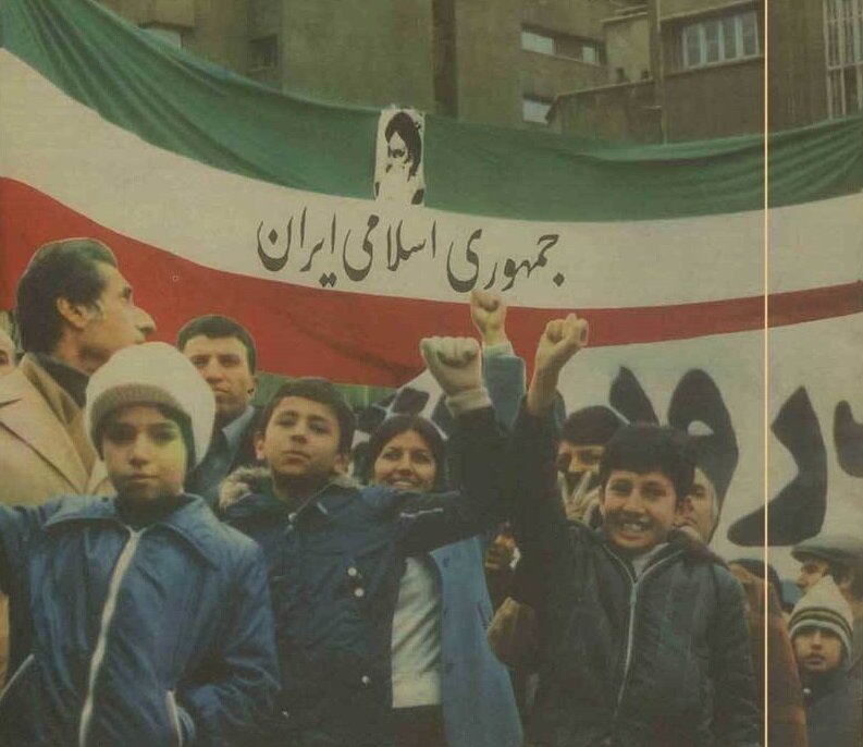 نخستین تصویر از پرچم جمهوری اسلامی ایران بعد از وقوع انقلاب منتشر شد. نخستین تصویر از پرچم جمهوری اسلامی ایران بعد از وقوع انقلاب منتشر شد.