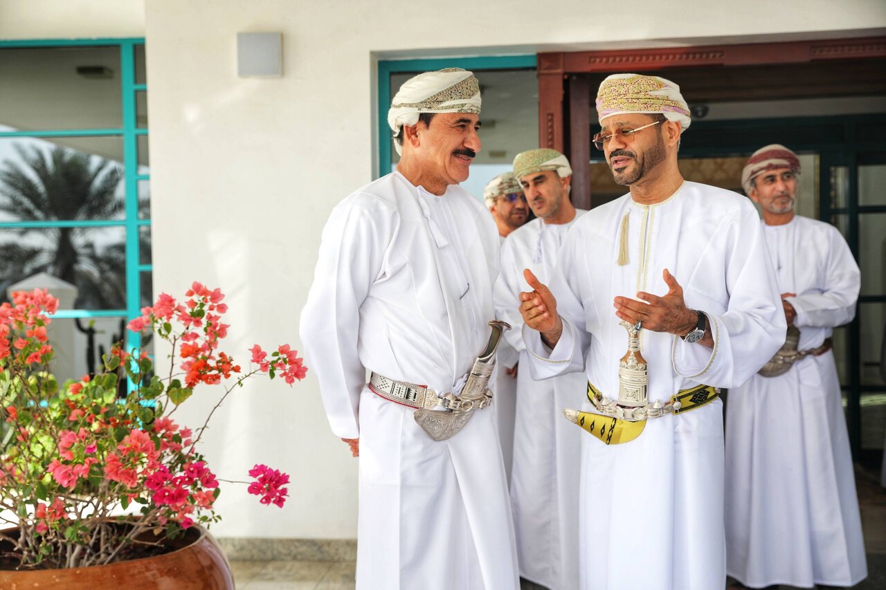 مصاحبه علی لاریجانی با صداوسیما بعد از دیدار با وزیرخارجه عمان/ دبیر خندان شعام در قاب تصویر + عکس