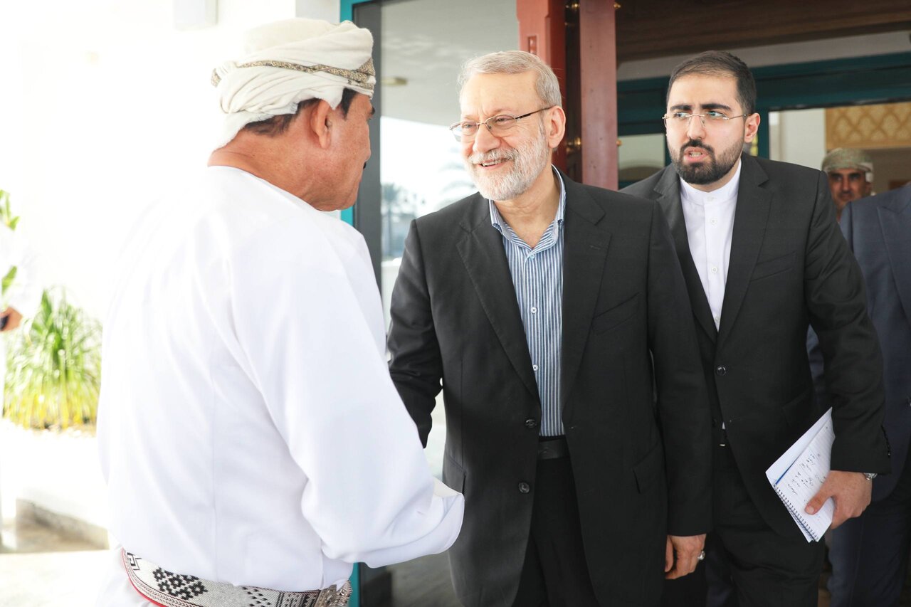 مصاحبه علی لاریجانی با صداوسیما بعد از دیدار با وزیرخارجه عمان/ دبیر خندان شعام در قاب تصویر + عکس