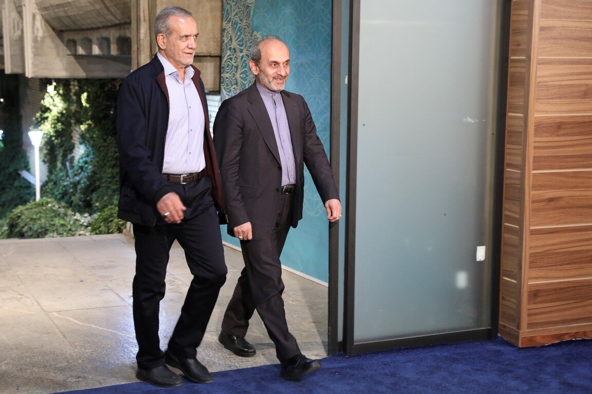 پزشکیان پس از یک سال سکوت، سخن گفت/ پیامی روشن از صدا و سیما به نهاد ریاست جمهوری/ قدرتی که صدا و سیما در مواجهه با رئیسجمهور احساس میکند. پزشکیان پس از یک سال سکوت، سخن گفت/ پیامی روشن از صدا و سیما به نهاد ریاست جمهوری/ قدرتی که صدا و سیما در مواجهه با رئیسجمهور احساس میکند.