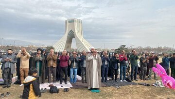 برگزاری نماز جماعت در میدان آزادی بعد از راهپیمایی 22 بهمن + عکس برگزاری نماز جماعت در میدان آزادی بعد از راهپیمایی 22 بهمن + عکس