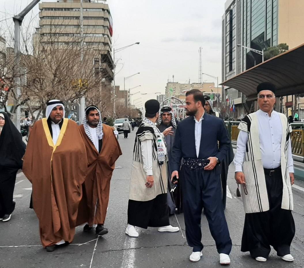 راهپیمایی ۲۲ بهمن با لباس محلی؛ از اقوام بختیاری تا عرب های خوزستان + تصویر