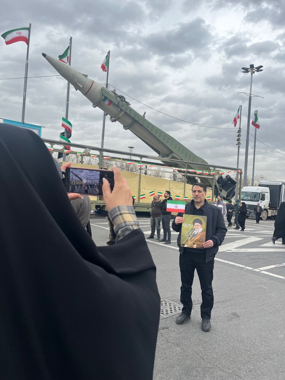 سلفی با موشک در راهپیمایی ۲۲ بهمن + تصاویر