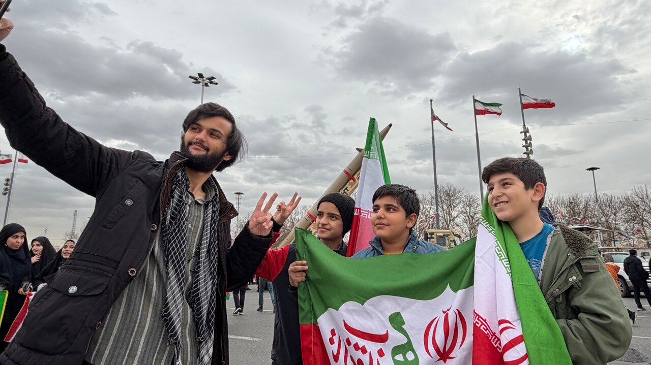 سلفی با موشک در راهپیمایی ۲۲ بهمن + تصاویر