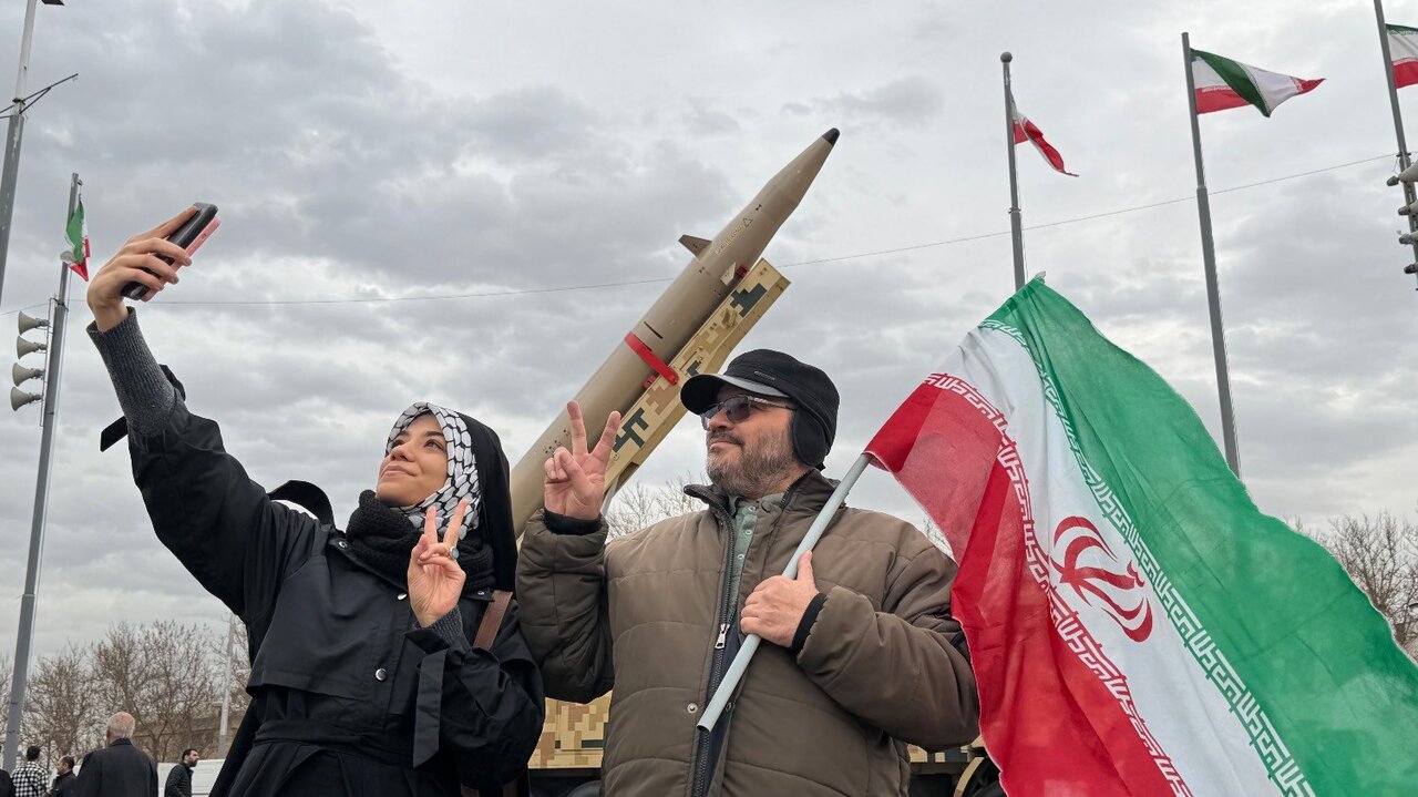 سلفی با موشک در راهپیمایی ۲۲ بهمن + تصاویر