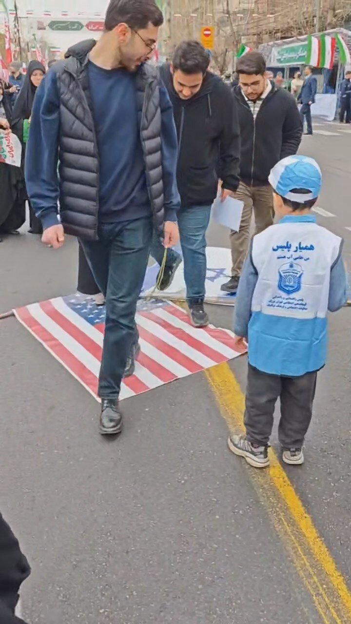 وضعیت پرچم آمریکا و اسرائیل در راهپیمایی ۲۲ بهمن + تصاویر