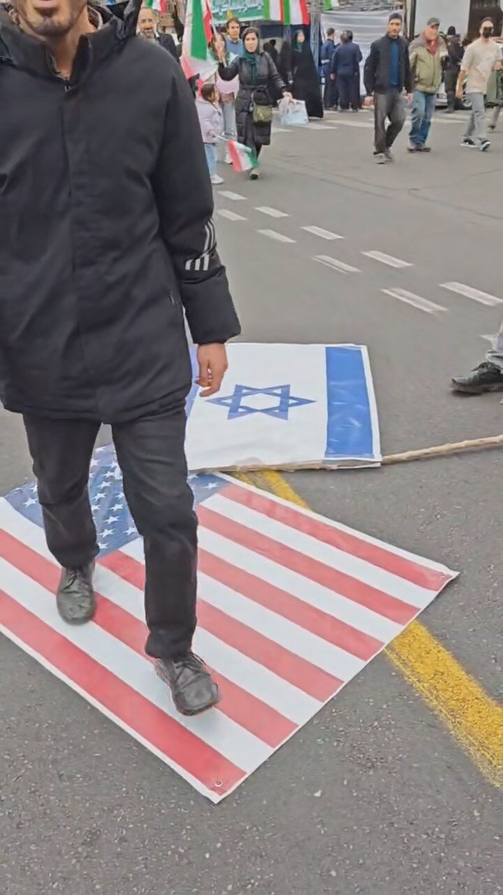 وضعیت پرچم آمریکا و اسرائیل در راهپیمایی ۲۲ بهمن + تصاویر