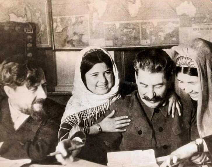 عکس/ استالین در حال امضای یادگاری برای اعضای یک تعاونی کشاورزی از تاجیکستان