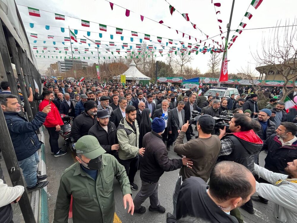 حضور مسعود پزشکیان در راهپیمایی ۲۲ بهمن همراه با دو چهره خبرساز دولت/ رئیس جمهور در میان جمعیت خطاب به مردم چه گفت؟ + تصاویر