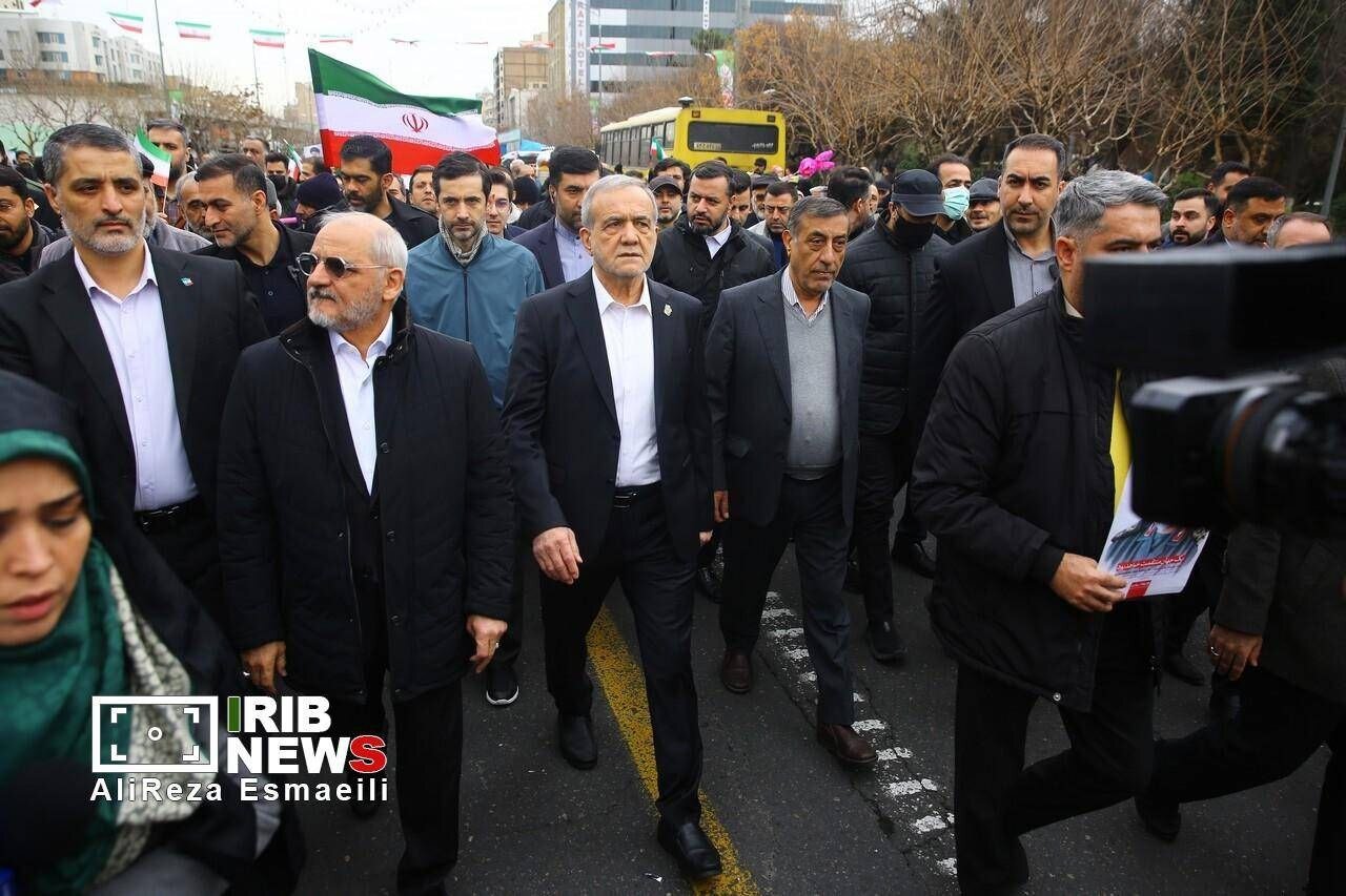 حضور مسعود پزشکیان در راهپیمایی ۲۲ بهمن همراه با دو چهره خبرساز دولت/ رئیس جمهور در میان جمعیت خطاب به مردم چه گفت؟ + تصاویر