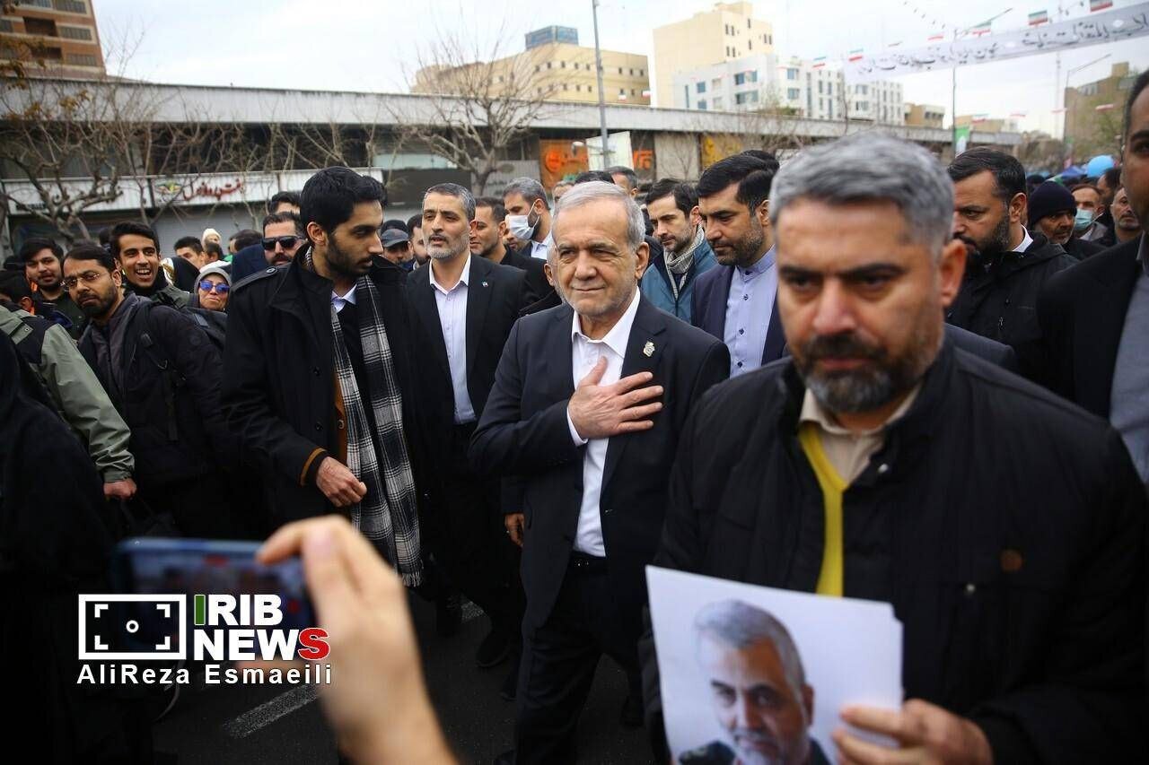 حضور مسعود پزشکیان در راهپیمایی ۲۲ بهمن همراه با دو چهره خبرساز دولت/ رئیس جمهور در میان جمعیت خطاب به مردم چه گفت؟ + تصاویر