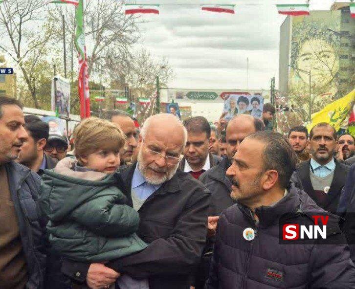 عکس | قالیباف به همراه نوه‌اش در راهپیمایی ۲۲ بهمن